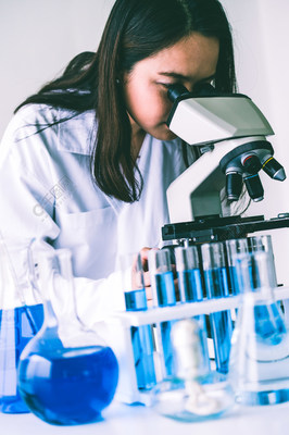 實(shí)驗(yàn)室中的微光 女科學(xué)家如何以試管中的智慧驅(qū)動(dòng)生物科技革新